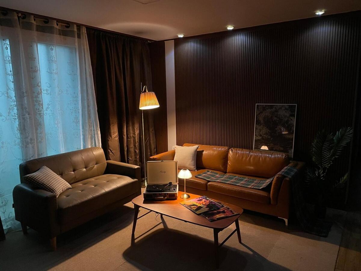 # Hongdae 10 Minutes # 4 For 12 People # Hongje Station 5 Minutes Apartment Seoul