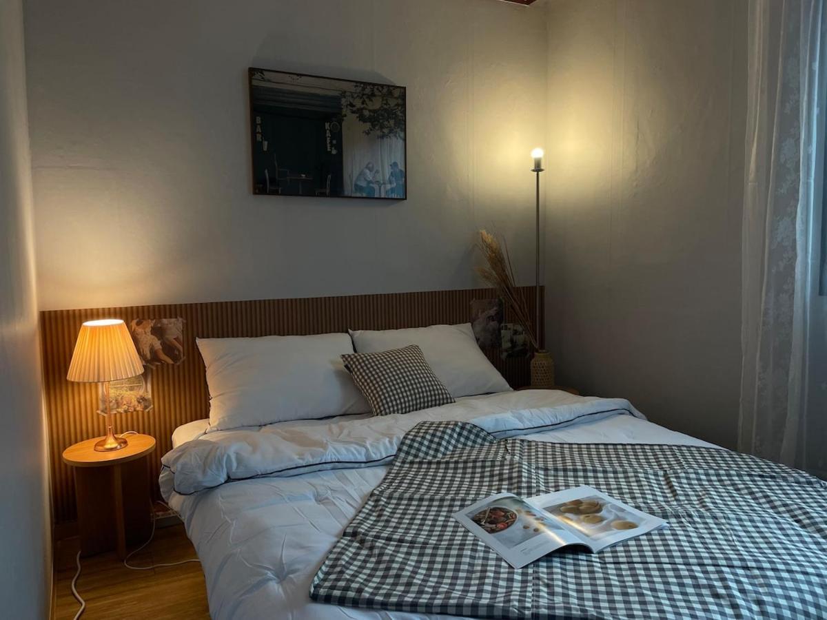 Apartment # Hongdae 10 Minutes # 4 For 12 People # Hongje Station 5 Minutes *