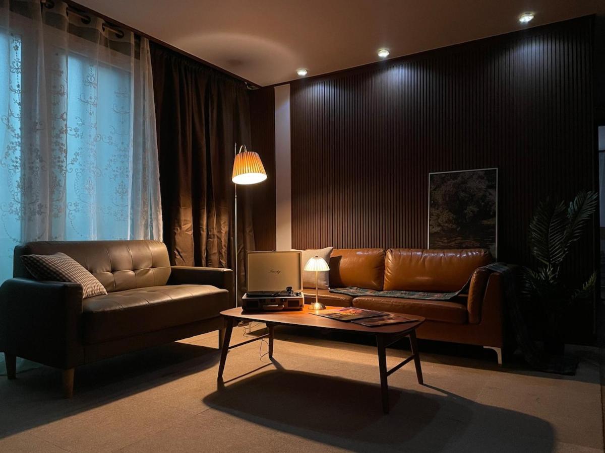 # Hongdae 10 Minutes # 4 For 12 People # Hongje Station 5 Minutes Apartment Seoul