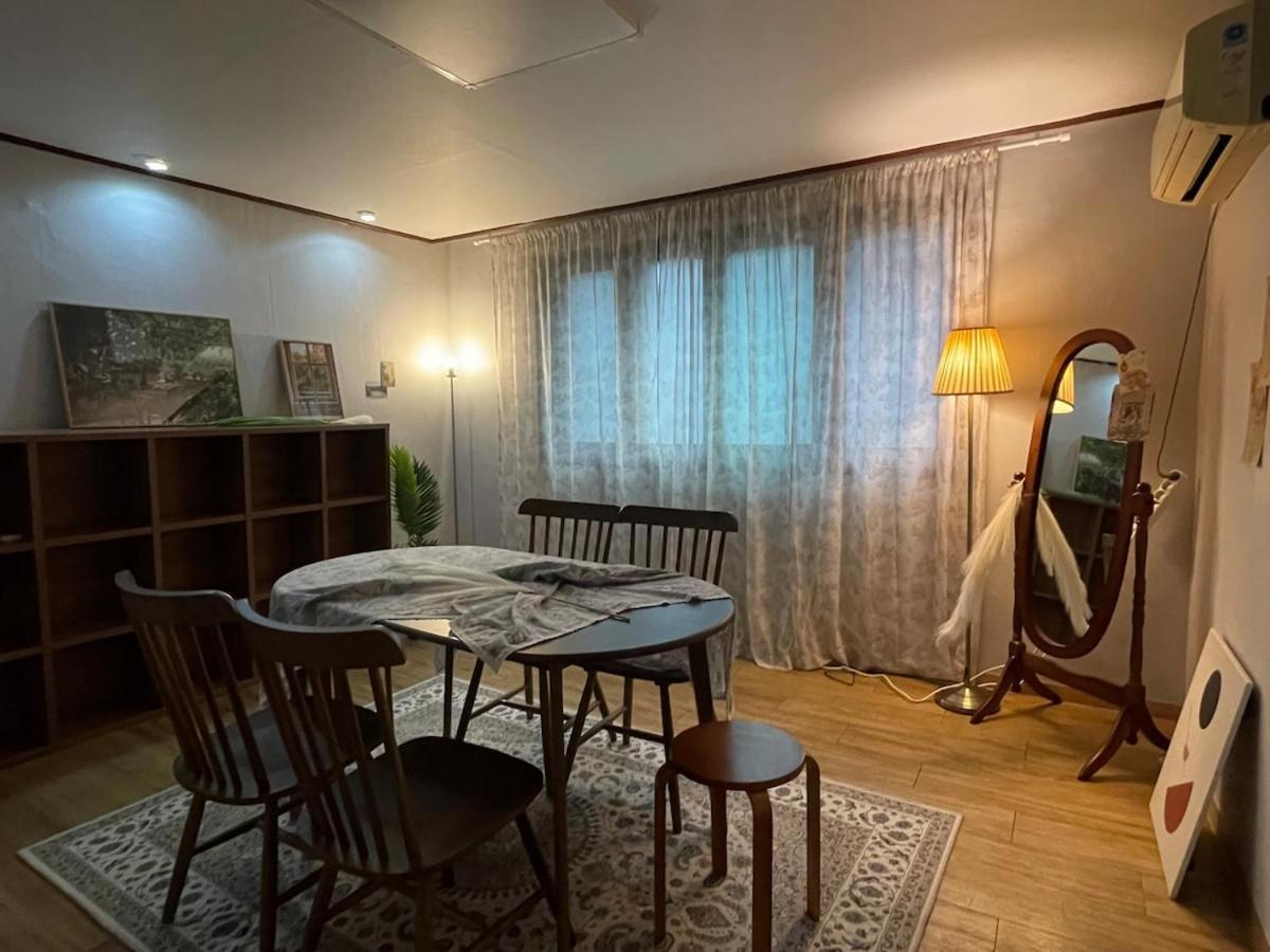 Apartment # Hongdae 10 Minutes # 4 For 12 People # Hongje Station 5 Minutes *