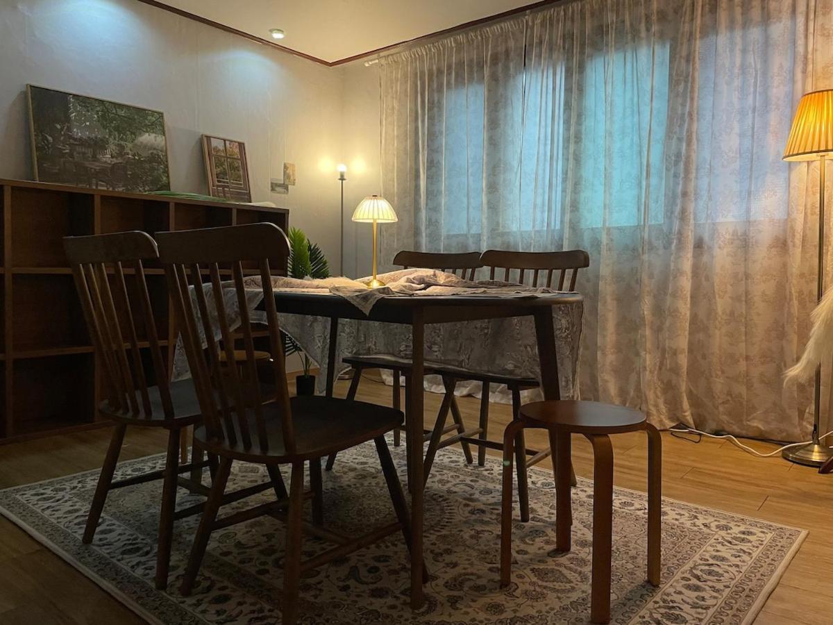 Apartment # Hongdae 10 Minutes # 4 For 12 People # Hongje Station 5 Minutes *