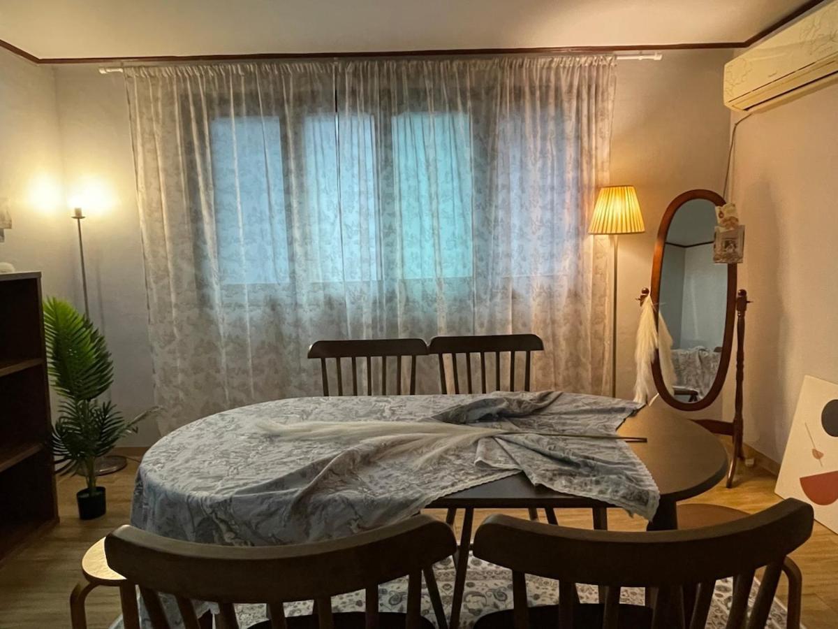 # Hongdae 10 Minutes # 4 For 12 People # Hongje Station 5 Minutes Apartment *