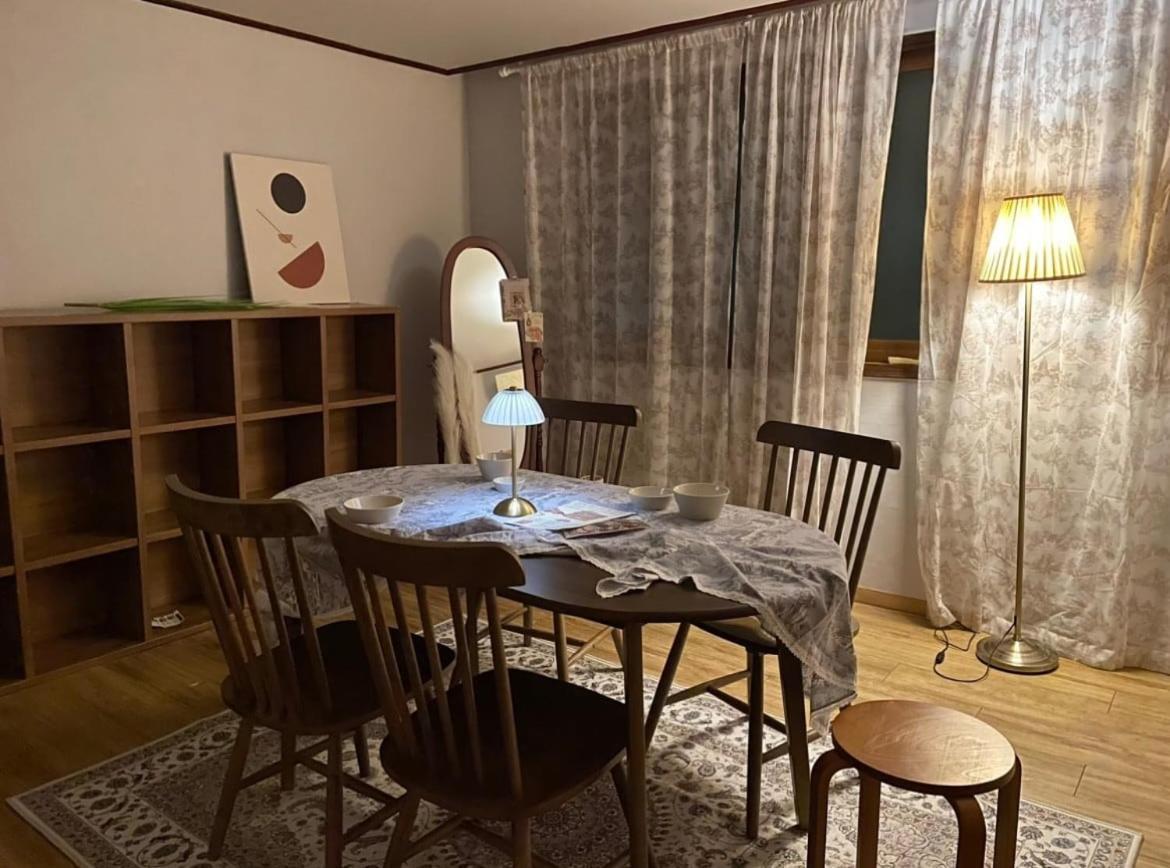 Apartment # Hongdae 10 Minutes # 4 For 12 People # Hongje Station 5 Minutes *
