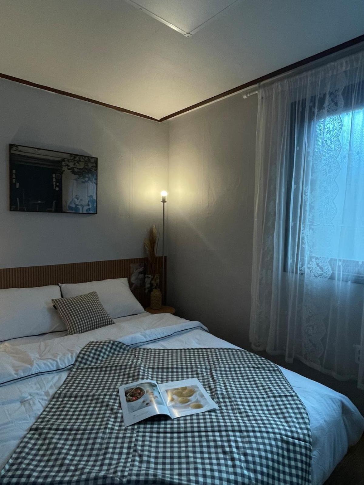 Apartment # Hongdae 10 Minutes # 4 For 12 People # Hongje Station 5 Minutes