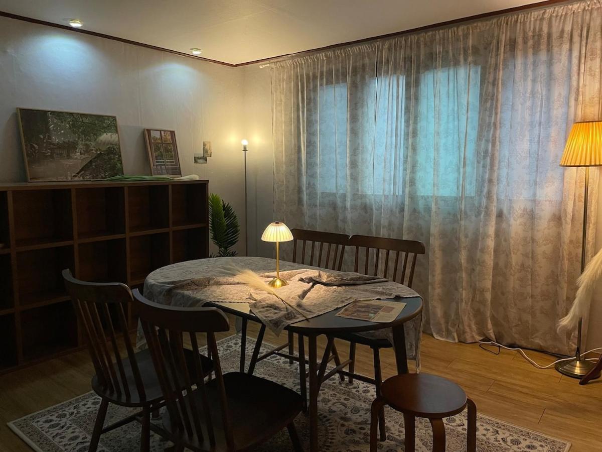 # Hongdae 10 Minutes # 4 For 12 People # Hongje Station 5 Minutes Apartment *