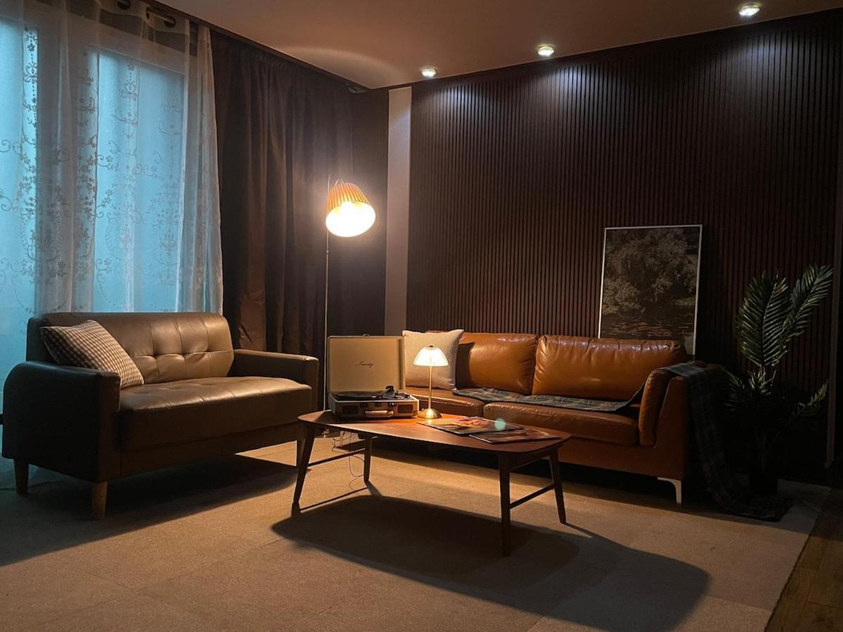 Apartment # Hongdae 10 Minutes # 4 For 12 People # Hongje Station 5 Minutes *