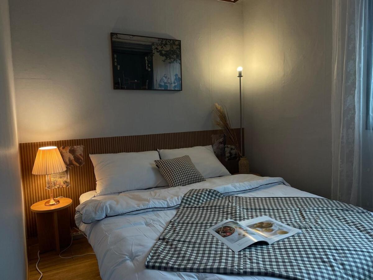 # Hongdae 10 Minutes # 4 For 12 People # Hongje Station 5 Minutes Apartment Seoul