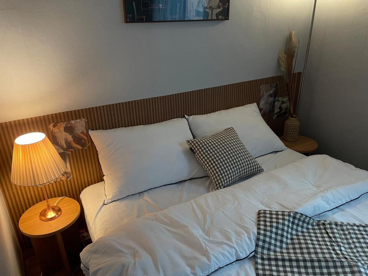 Apartment # Hongdae 10 Minutes # 4 For 12 People # Hongje Station 5 Minutes *