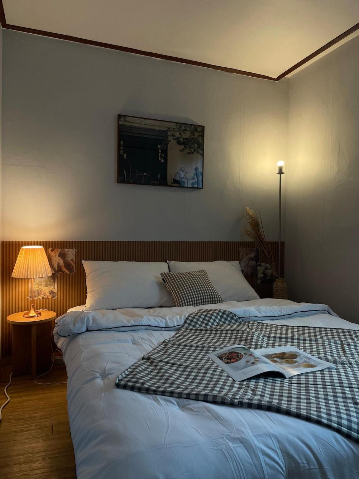 # Hongdae 10 Minutes # 4 For 12 People # Hongje Station 5 Minutes Apartment