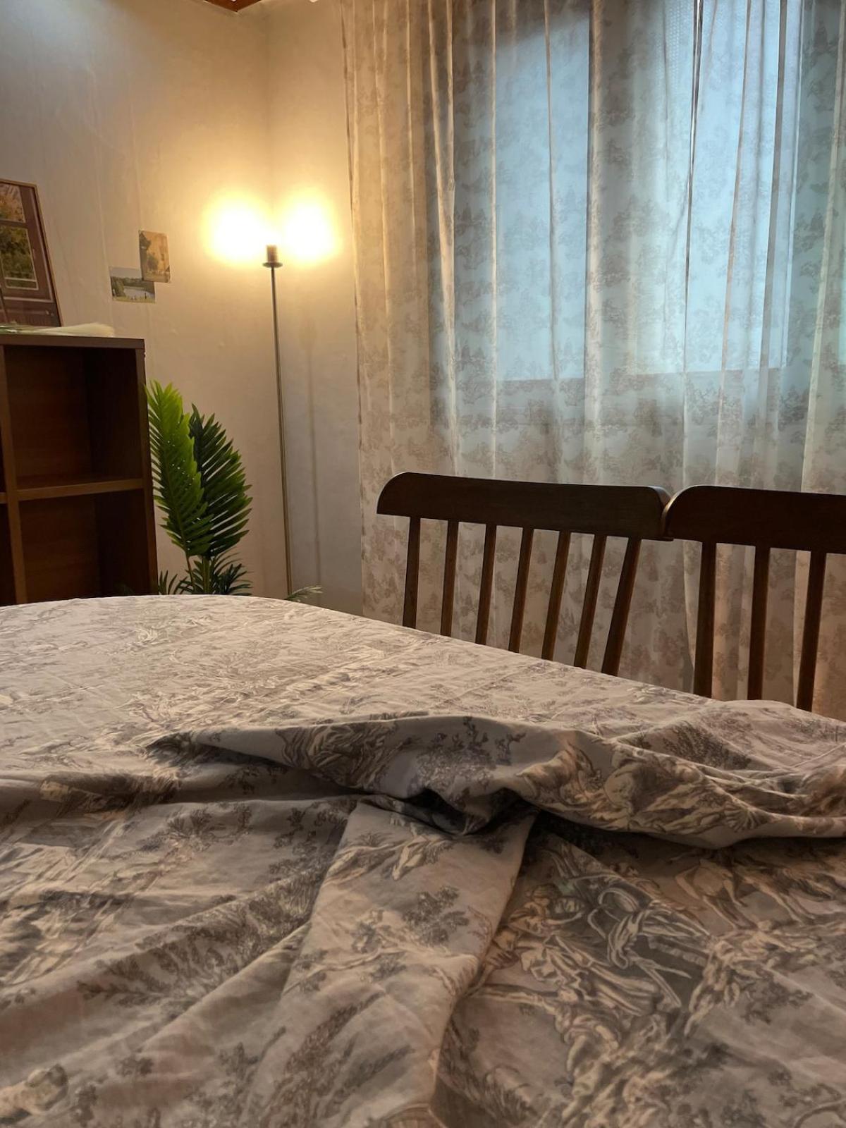 # Hongdae 10 Minutes # 4 For 12 People # Hongje Station 5 Minutes Apartment *