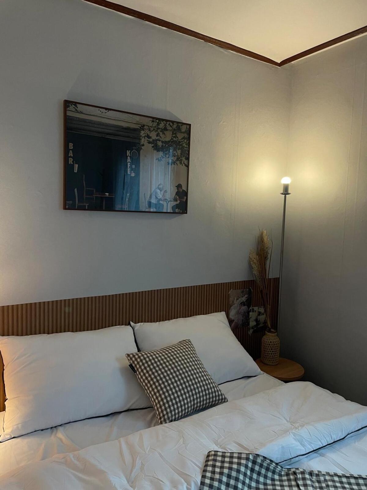 # Hongdae 10 Minutes # 4 For 12 People # Hongje Station 5 Minutes * Seoul