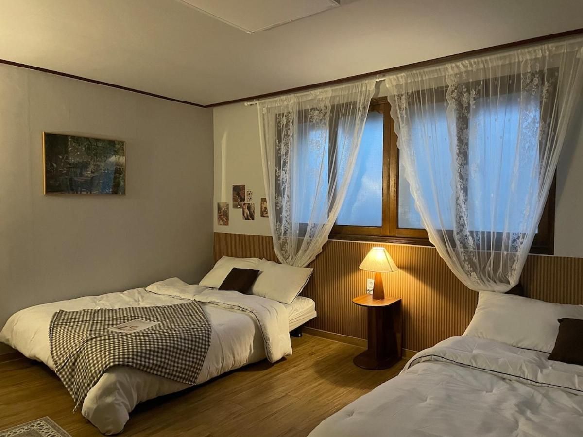 # Hongdae 10 Minutes # 4 For 12 People # Hongje Station 5 Minutes Apartment