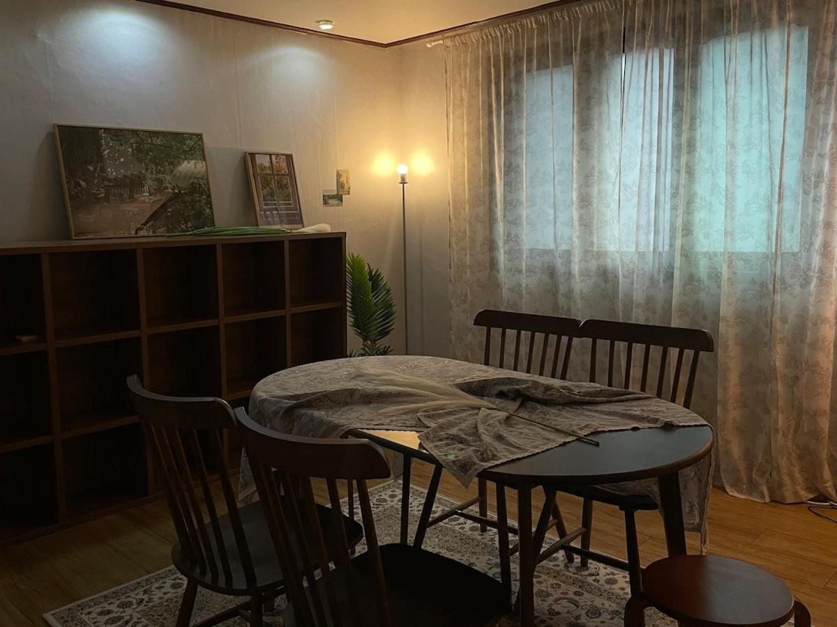 # Hongdae 10 Minutes # 4 For 12 People # Hongje Station 5 Minutes Apartment *