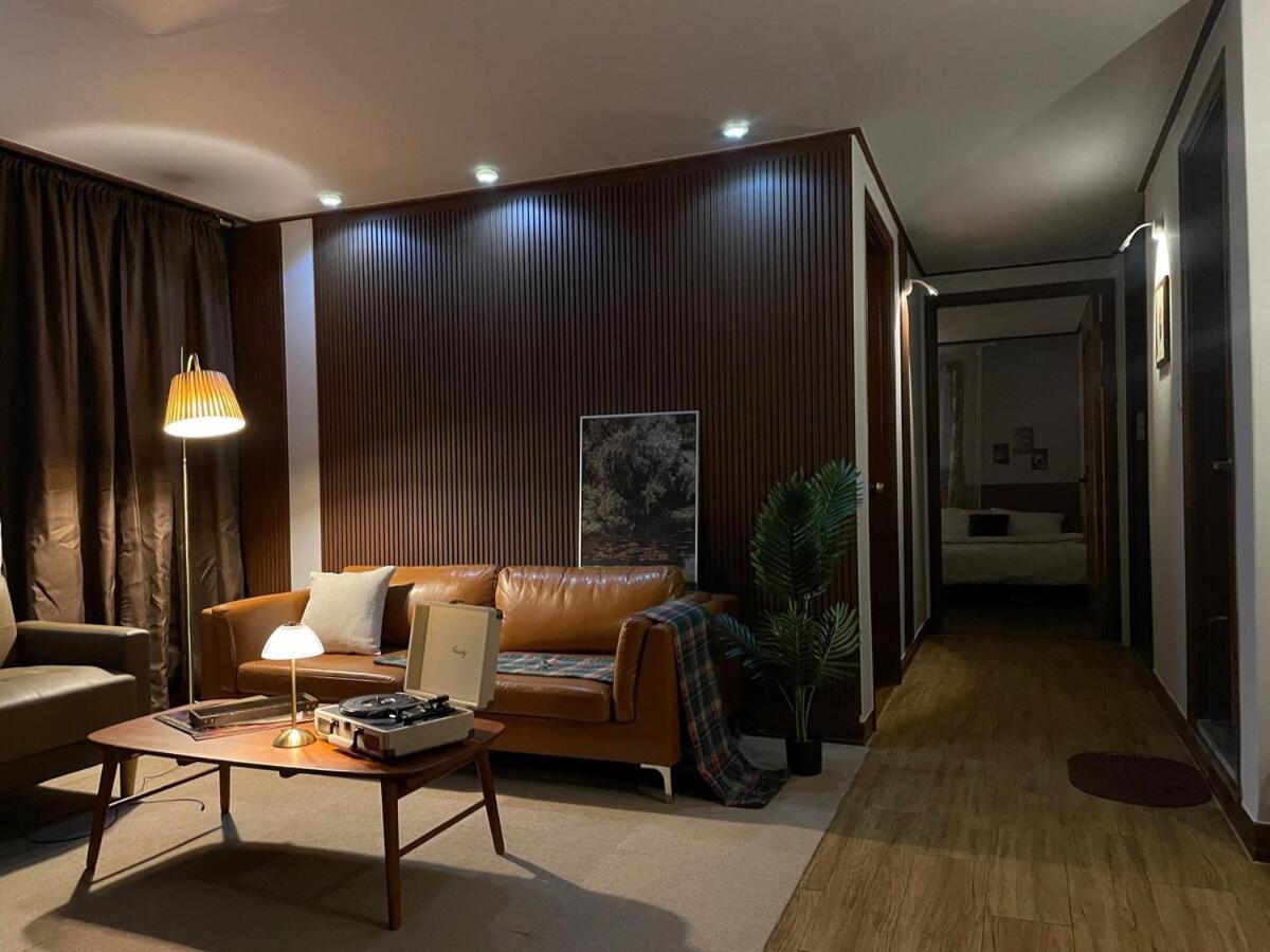 # Hongdae 10 Minutes # 4 For 12 People # Hongje Station 5 Minutes Apartment Seoul