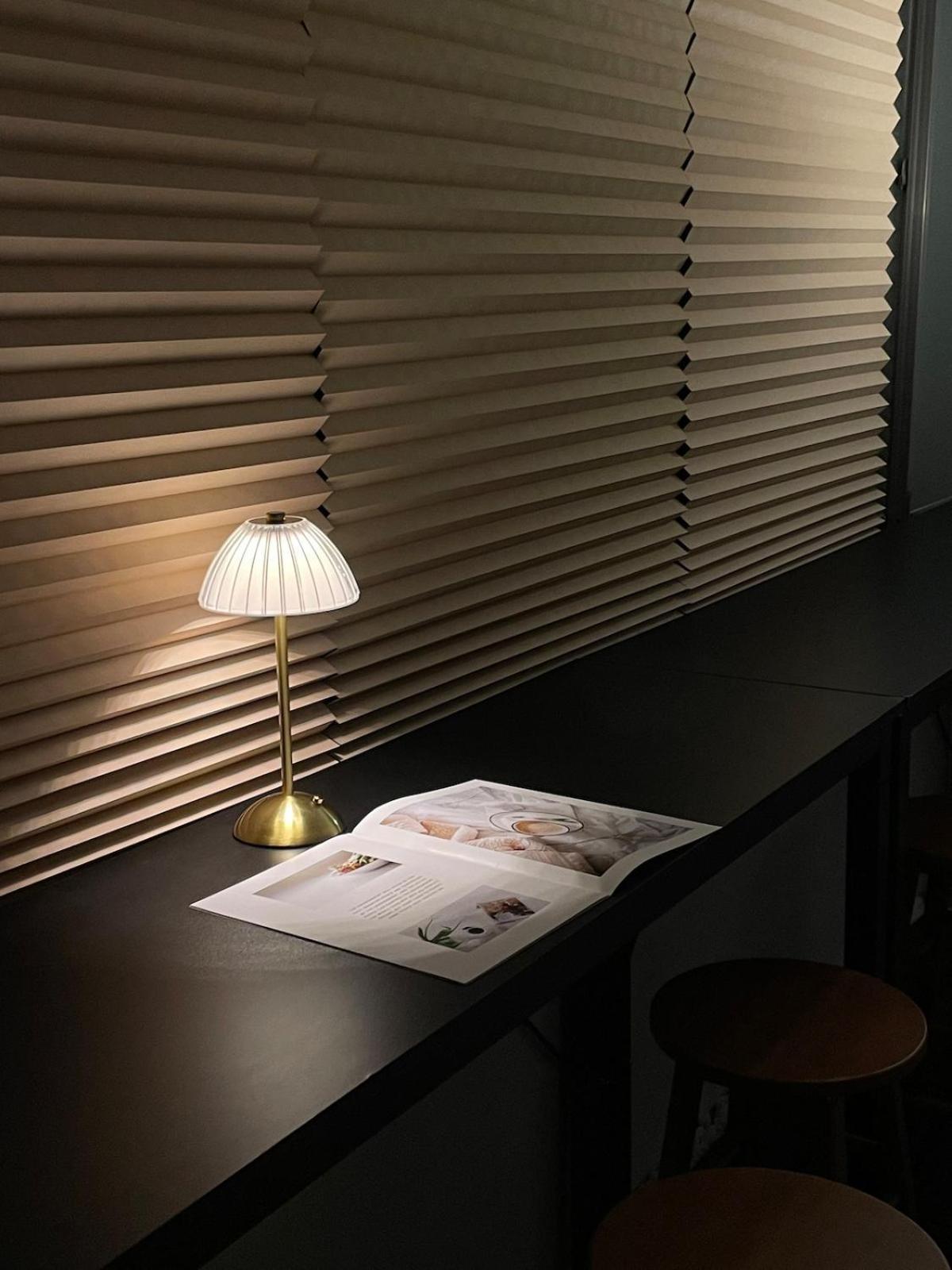 # Hongdae 10 Minutes # 4 For 12 People # Hongje Station 5 Minutes Apartment *